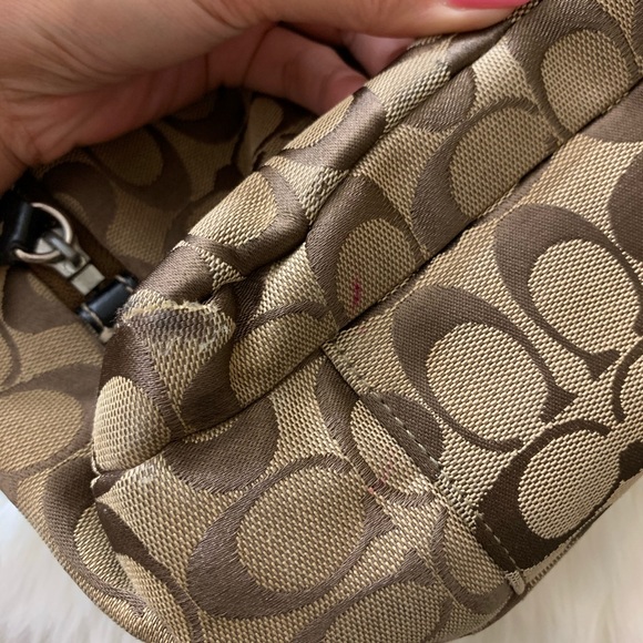 COACH Brown Signature handbag. - Picture 7 of 7